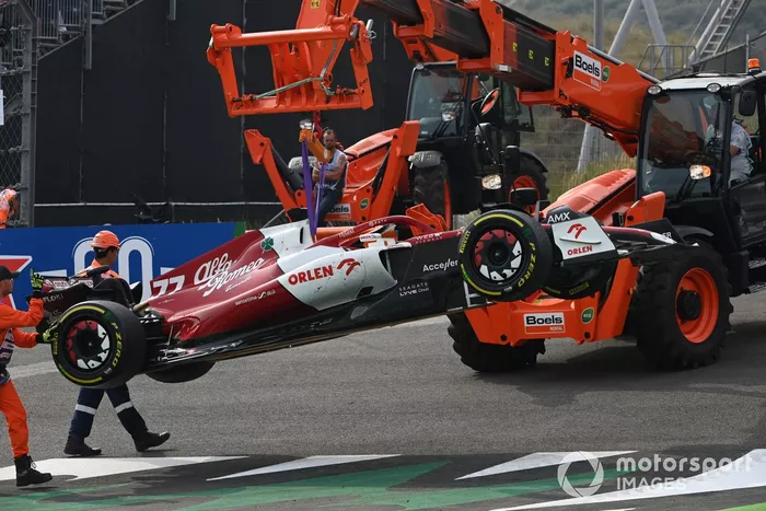 Los oficiales de pista retiran el coche de Valtteri Bottas, Alfa Romeo C42, del circuito