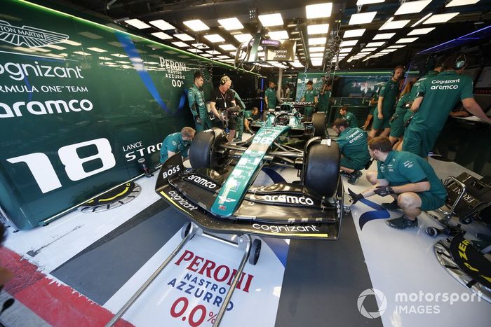 Lance Stroll, Aston Martin AMR22, en el garaje