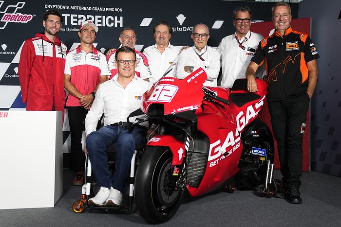 Los pilotos de GASGAS Aspar Moto2 Jake Dixon y Albert Arenas, el director de GASGAS Motorsports Pit Beirer, Jorge 