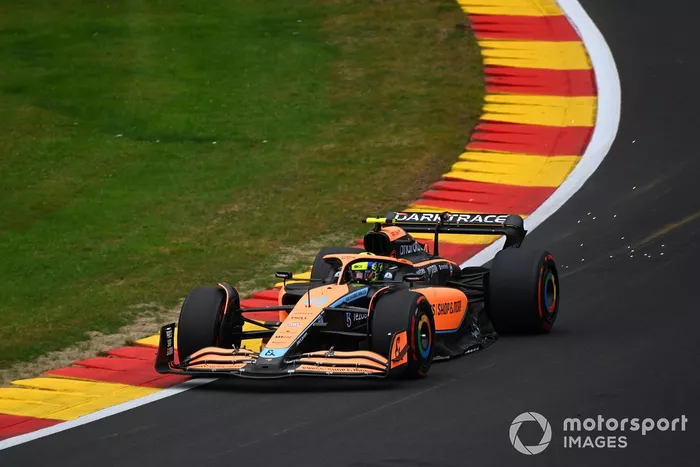 Lando Norris, McLaren MCL36, echa chispas