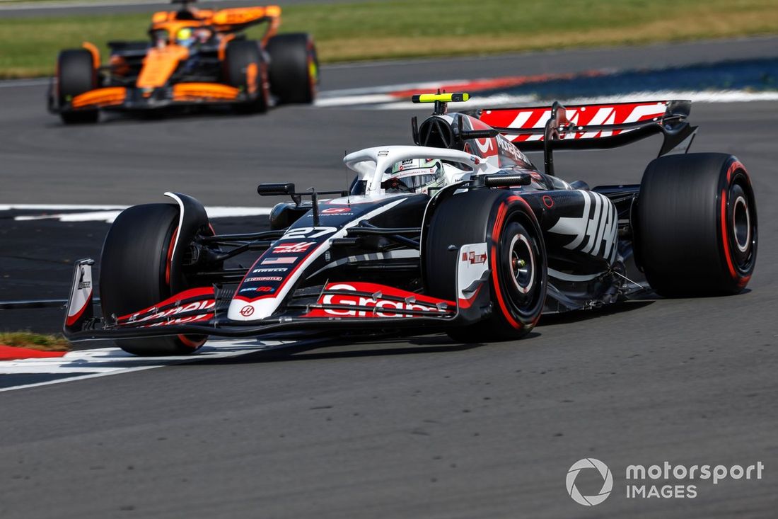 Nico Hulkenberg, Haas VF-24, Oscar Piastri, McLaren MCL38