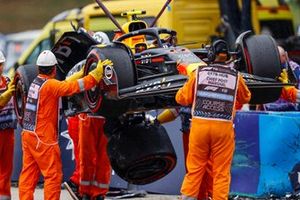 Los comisarios retiran el coche dañado de Sergio Pérez, Red Bull Racing RB20