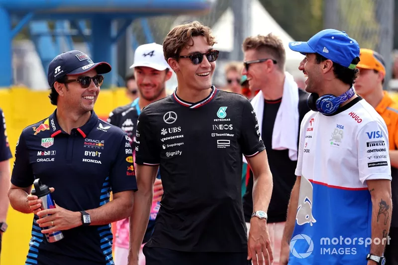 Sergio Perez, Red Bull Racing, George Russell, Mercedes-AMG F1 Team, Daniel Ricciardo, Visa Cash App RB F1 Team, lors de la parade des pilotes 
