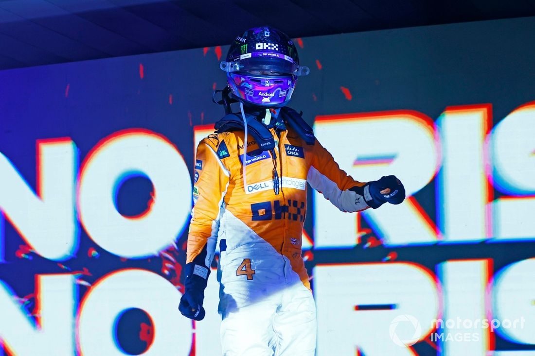 Lando Norris, McLaren F1 Team, 1ª posición, celebra su llegada al Parc Ferme