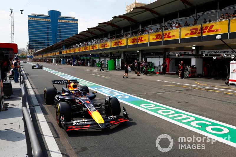 Max Verstappen, Red Bull Racing RB20, en boxes