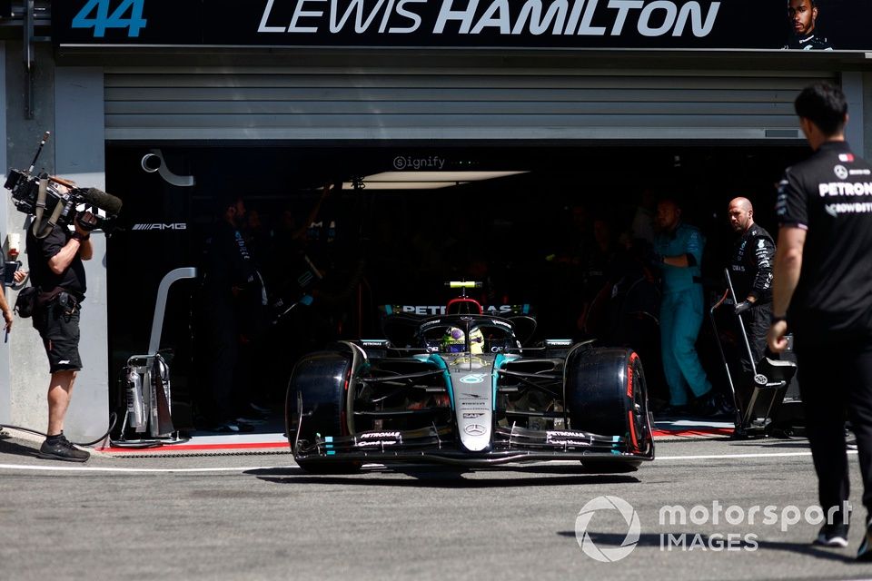 Lewis Hamilton, Mercedes F1 W15, sale del garaje