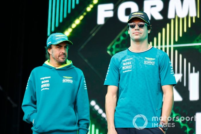 Fernando Alonso, Aston Martin F1 Team, Lance Stroll, Aston Martin F1 Team, en el escenario del foro de fans