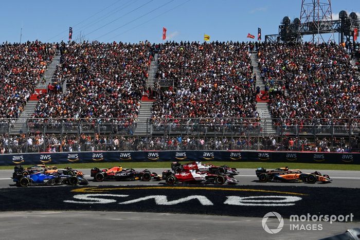 Daniel Ricciardo, McLaren MCL36, Zhou Guanyu, Alfa Romeo C42, Valtteri Bottas, Alfa Romeo C42, Sergio Pérez, Red Bull Racing RB18, Alex Albon, Williams FW44, Lando Norris, McLaren MCL36, en posición de salida