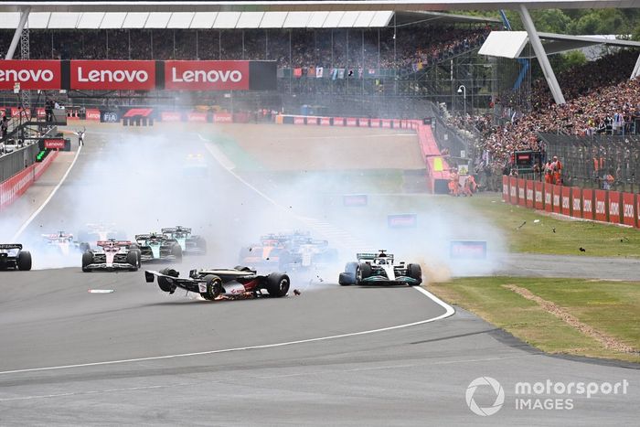 El accidente de Zhou Guanyu, Alfa Romeo C42, al inicio de la carrera