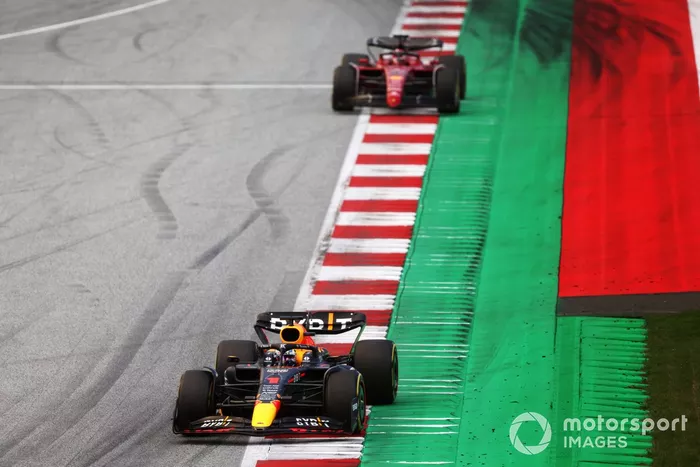 Max Verstappen, Red Bull Racing RB18, Charles Leclerc, Ferrari F1-75