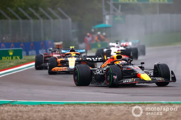 Sergio Pérez, Red Bull Racing RB18, Lando Norris, McLaren MCL36, Charles Leclerc, Ferrari F1-75