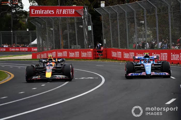 Sergio Pérez, Red Bull Racing RB18, Esteban Ocon, Alpine A522