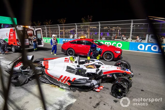 Los oficiales de pista asisten tras un accidente de Mick Schumacher, Haas VF-22, en la Q2