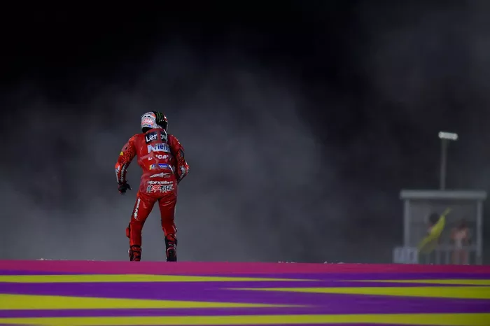 Francesco Bagnaia, equipo Ducati, tras la caída