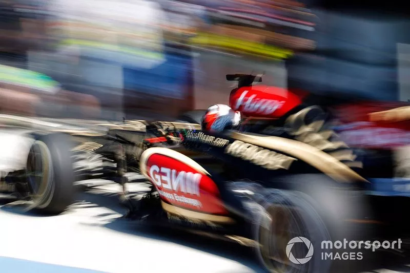 Kimi Raikkonen, Lotus E21 Renault returns to the pits 