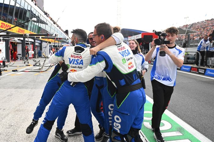 Miembros del equipo Visa Cash App Racing Bulls celebran en el Pitlane 
