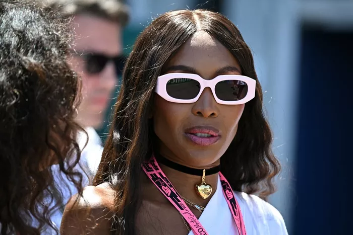Brytyjska modelka, aktorka i aktywistka Naomi Campbell przygląda się z pit lane przed Grand Prix Monako Formuły 1 na Circuit de Monaco, 25 maja 2025 r. (Zdjęcie Gabriel BOUYS / AFP)
