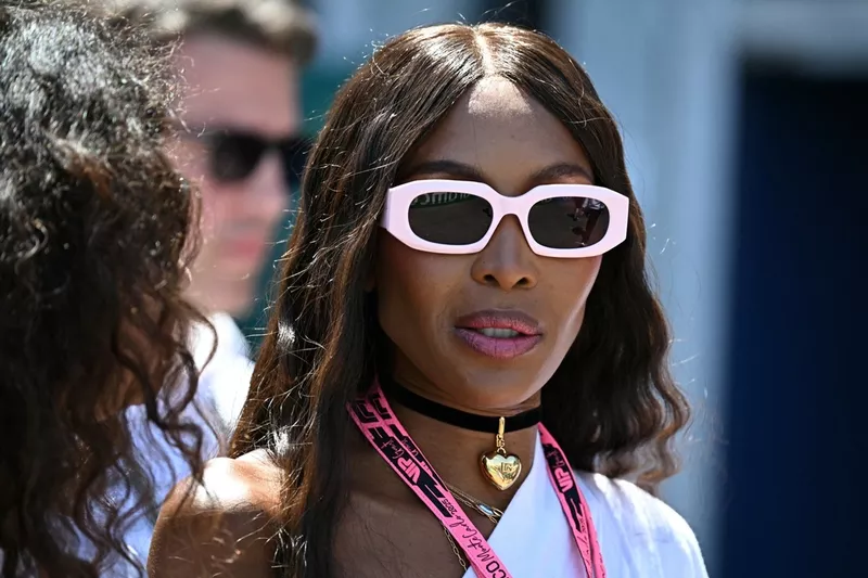 La mannequin, actrice et militante britannique Naomi Campbell regarde la piste des stands avant le Grand Prix de Formule 1 de Monaco au Circuit de Monaco, le 25 mai 2025. (Photo par Gabriel BOUYS / AFP)