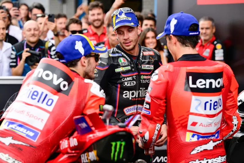Francesco Bagnaia, Ducati Team, Marco Bezzecchi, Aprilia Racing
