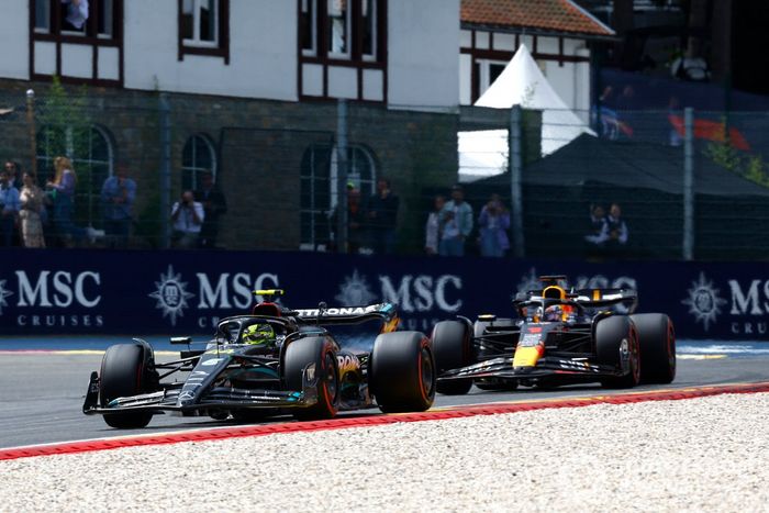 Lewis Hamilton, Mercedes F1 W14, Max Verstappen, Red Bull Racing RB19