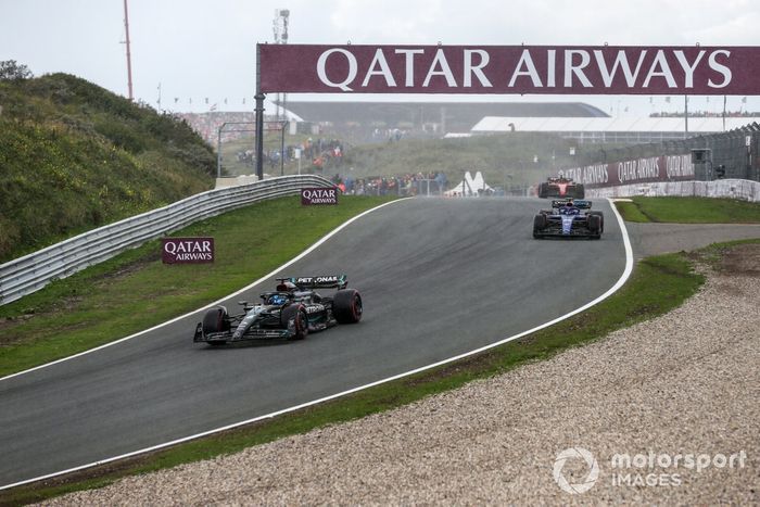 George Russell, Mercedes F1 W14, lidera Alex Albon, Williams FW45