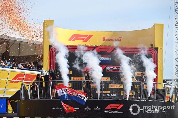 Sergio Pérez, Red Bull Racing, 2ª posición, Max Verstappen, Red Bull Racing, 1ª posición, Carlos Sainz, Scuderia Ferrari, 3ª posición, celebran en el podio con Champán.