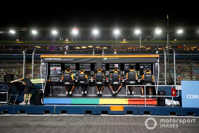 El equipo McLaren en el muro de boxes
