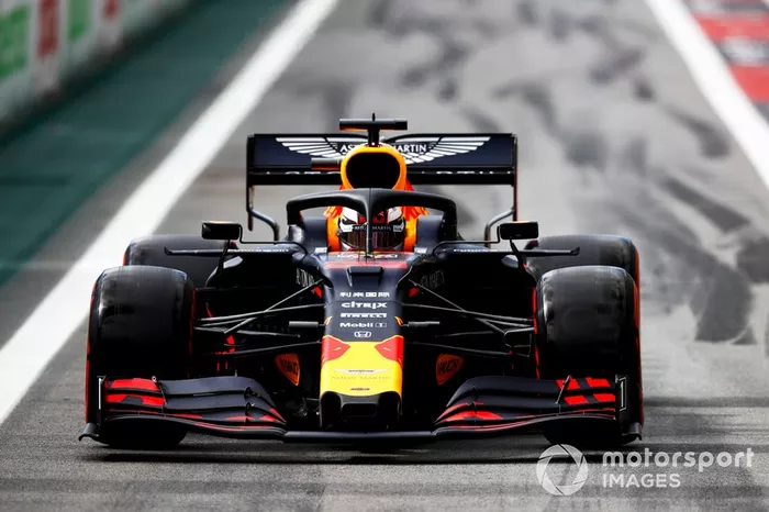 Red Bull paró en la siguiente a Max Verstappen... que estuvo a punto de irse contra el muro cuando Williams sacó a Kubica de manera insegura