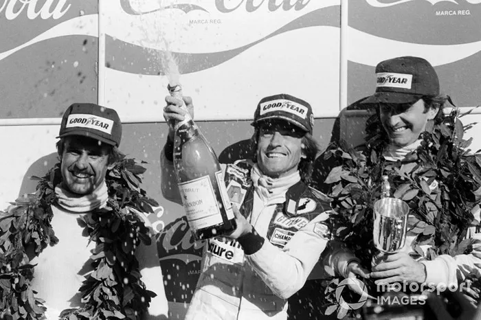 Podio: segundo lugar Carlos Reutemann, Lotus, ganador de la carrera Jacques Laffite, Ligier, tercer lugar John Watson, McLaren
