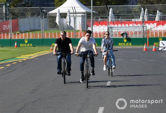 Charles Leclerc, Ferrari, con su novia Charlotte Sine