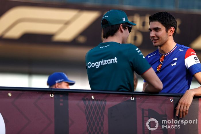 Lance Stroll, Aston Martin, y Esteban Ocon, Alpine F1, hablan en el desfile de pilotos
