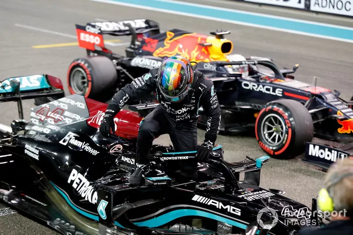 Lewis Hamilton, de Mercedes, llega a la parrilla de salida tras clasificarse en segunda posición