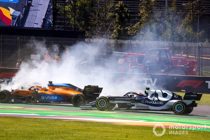 Valtteri Bottas, Mercedes W12, gira por delante de Daniel Ricciardo, McLaren MCL35M, y Yuki Tsunoda, AlphaTauri AT02