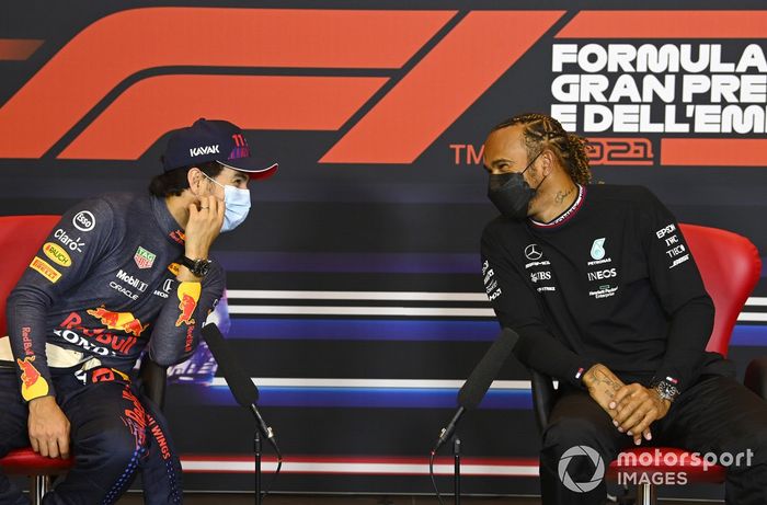 Sergio Pérez, Red Bull Racing, y el ganador de la pole Lewis Hamilton, Mercedes en la conferencia