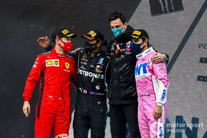 Podio: ganador y campeón del mundo Lewis Hamilton, Mercedes-AMG F1 con Toto Wolff, Director Ejecutivo Mercedes AMG, segundo lugar Sergio Pérez, Racing Point, y tercer lugar Sebastián Vettel, Ferrari