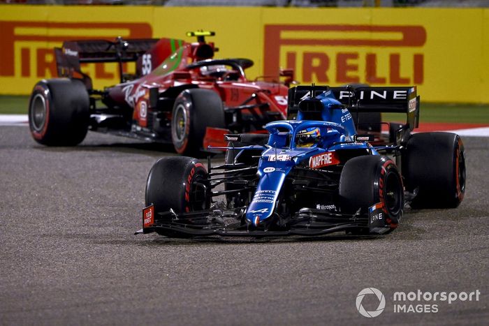 Fernando Alonso, Alpine A521, Carlos Sainz Jr., Ferrari SF21