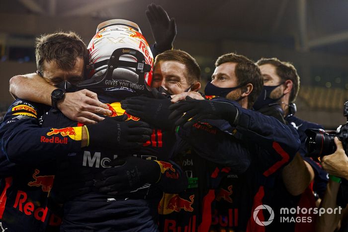 Ganador Max Verstappen, Red Bull Racing, celebra en Parc Ferme con el equipo