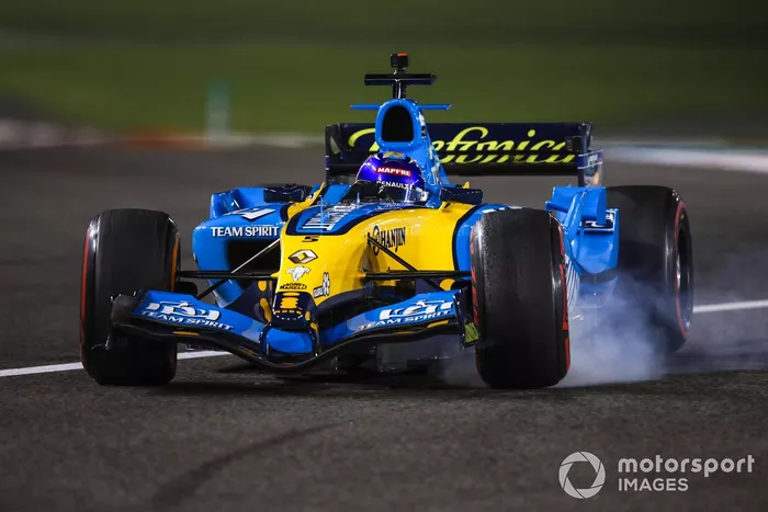 Fernando Alonso pilota el Renault R25, el coche con el que ganó el mundial 2005 de F1, en Abu Dhabi