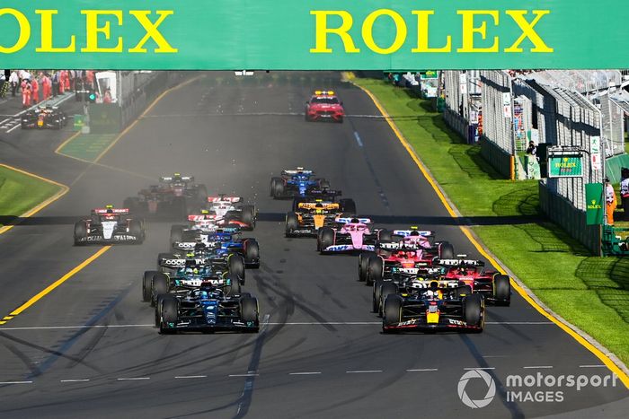 Max Verstappen, Red Bull Racing RB19, George Russell, Mercedes F1 W14, Lewis Hamilton, Mercedes F1 W14, Fernando Alonso, Aston Martin AMR23, Carlos Sainz, Ferrari SF-23, Charles Leclerc, Ferrari SF-23, el resto de la parrilla en la salida.