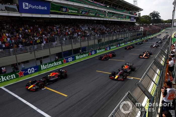 Max Verstappen, Red Bull Racing RB18, Sergio Pérez, Red Bull Racing RB18, Carlos Sainz, Ferrari F1-75, Lando Norris, McLaren MCL36, Charles Leclerc, Ferrari F1-75, el resto de la parrilla de salida