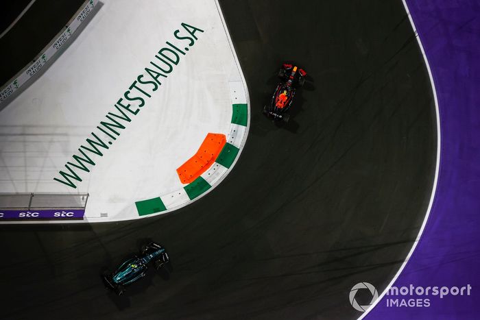 Sergio Pérez, Red Bull Racing RB19, Fernando Alonso, Aston Martin AMR23