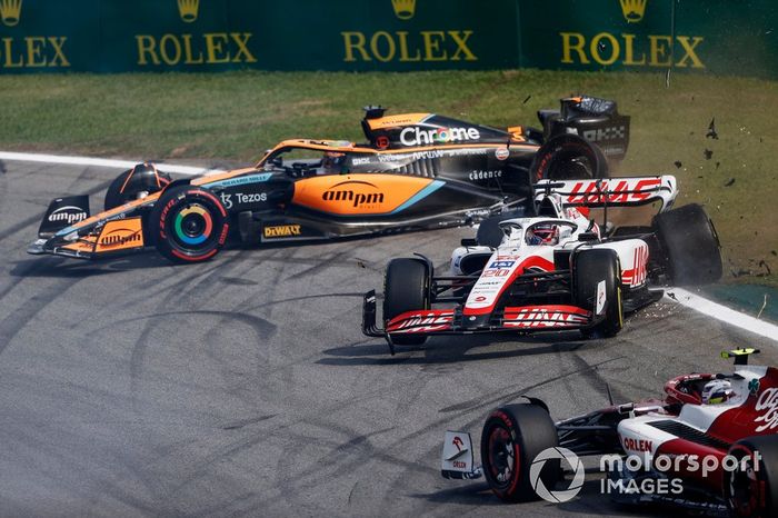 Daniel Ricciardo, McLaren MCL36, Kevin Magnussen, Haas VF-22, se estrellan en la carrera