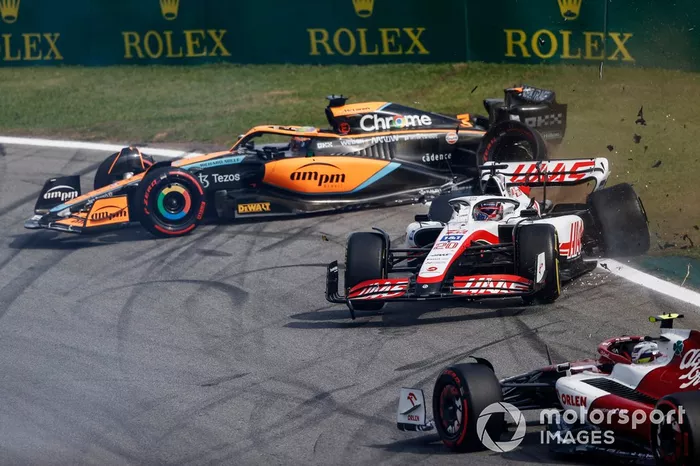 Daniel Ricciardo, McLaren MCL36, Kevin Magnussen, Haas VF-22, se estrellan en la carrera