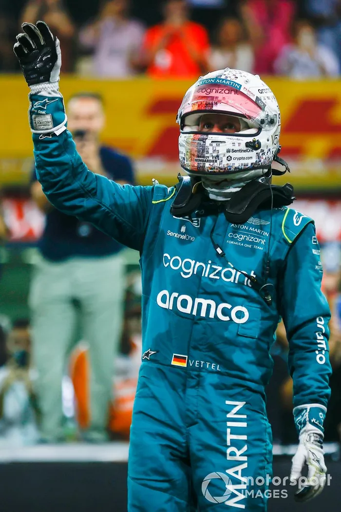 Sebastian Vettel, Aston Martin, saluda a los aficionados desde la parrilla al final de su última carrera en la F1