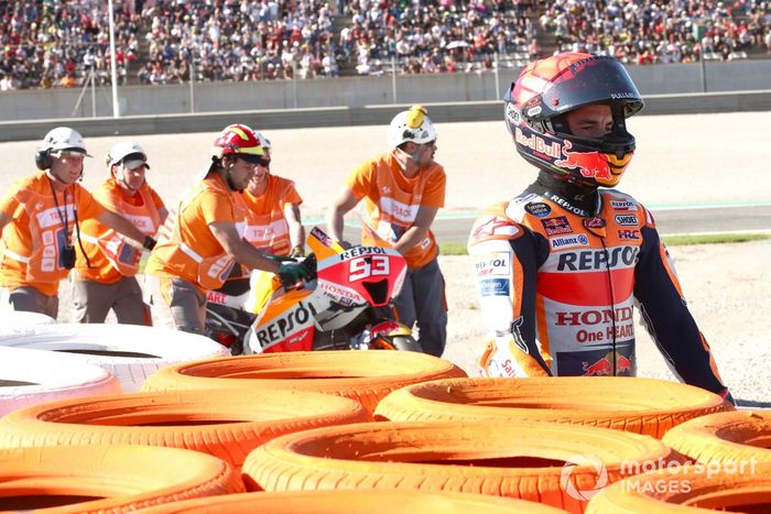 Marc Márquez, del equipo Repsol Honda, tras la caída