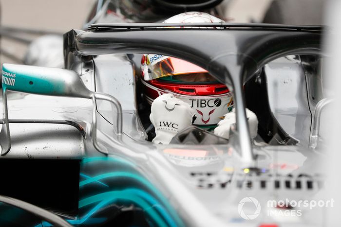 Lewis Hamilton, Mercedes AMG F1, 1er puesto, celebra a su llegada al Parc Ferme.