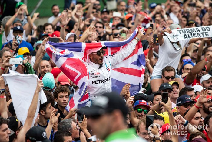 Lewis Hamilton, fan de Mercedes AMG F1 y bandera de la Unión y los fanáticos celebran