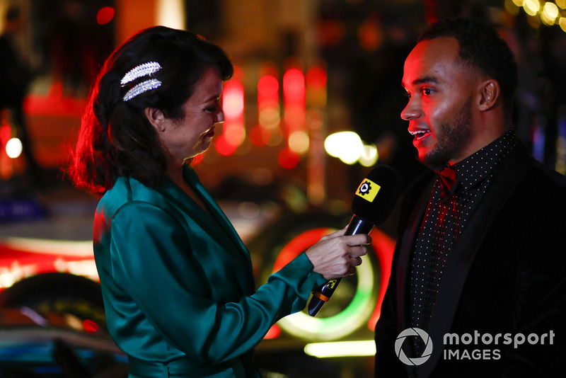 Nicolas Hamilton viene intervistato sul tappeto rosso