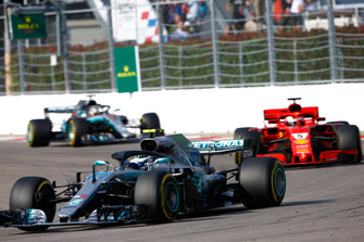 Valtteri Bottas, Mercedes AMG F1 W09, precede Sebastian Vettel, Ferrari SF71H, e Lewis Hamilton, Mercedes AMG F1 W09