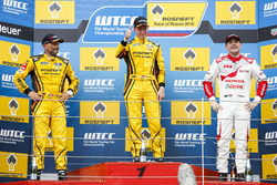 Podium: winnaar Nicky Catsburg, LADA Sport Rosneft, Lada Vesta; tweede Gabriele Tarquini, LADA Sport